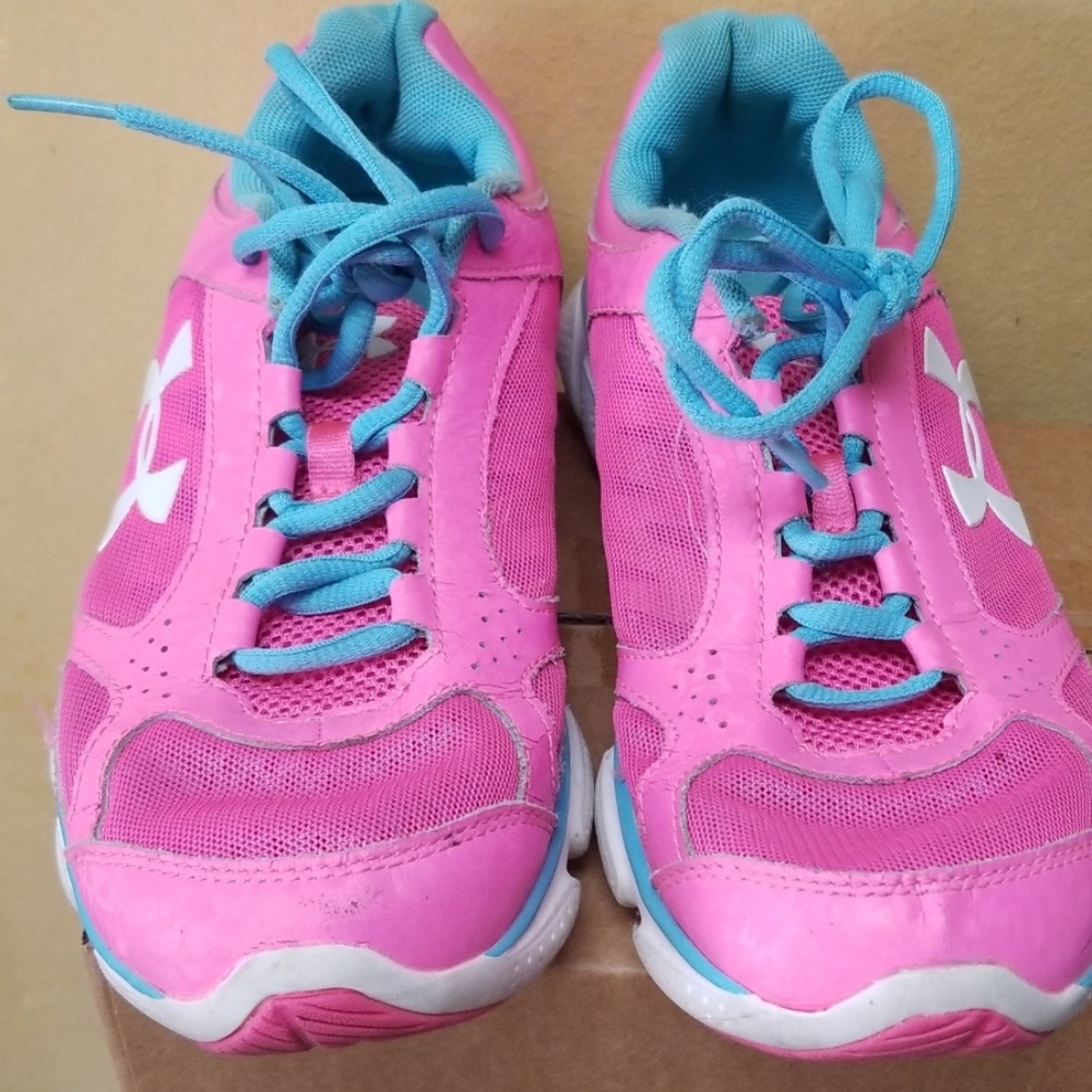 Women's pink Under Armour tennis shoe - Picture 4 of 7